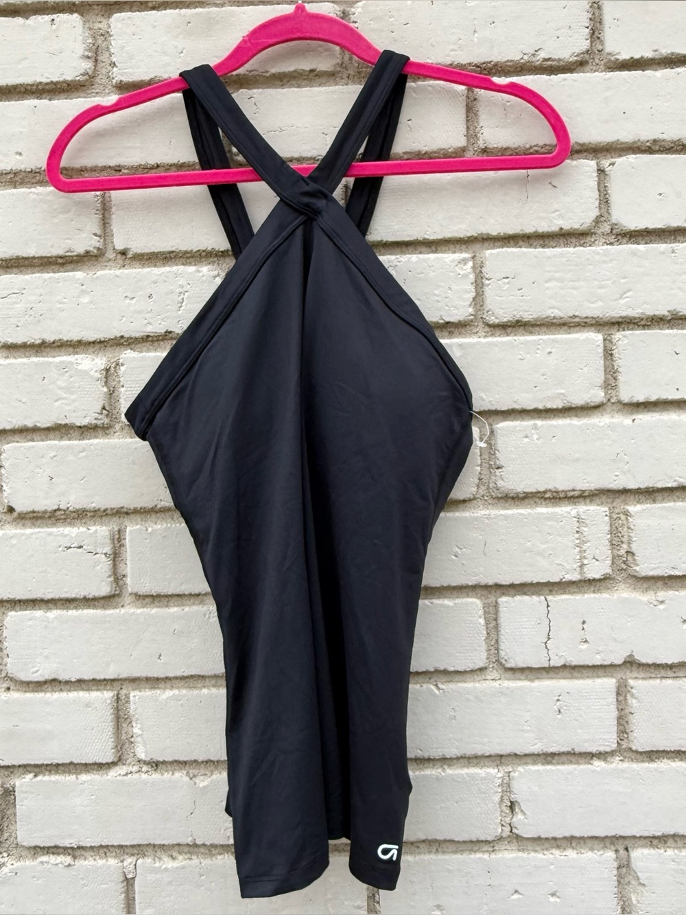 GapFit Crossback Tank Top in Black - Size Medium